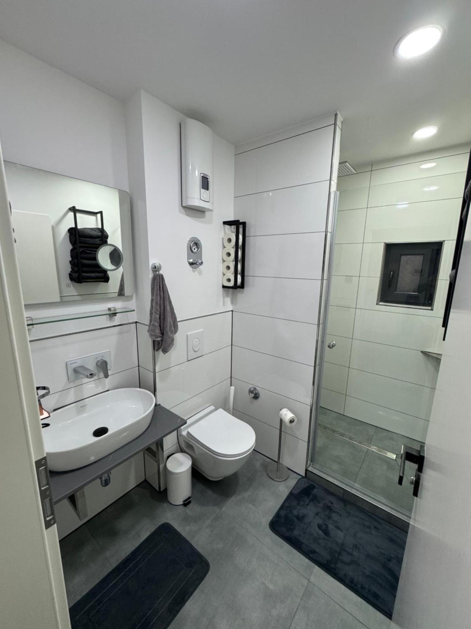 Modern Gelsenkirchen, Nahe Schalke Arena, Zentral Zur Autobahn A42 Und A2, Ferienwohnung, Monteurwohnung * Gelsenkirchen